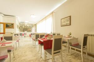 Reštaurácia alebo iné gastronomické zariadenie v ubytovaní Hotel Roma