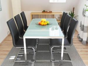una mesa con sillas y un bol de fruta en ella en in the house Am Redder, en Flintbek