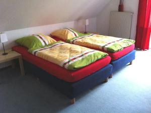 two beds sitting next to each other in a bedroom at in the house Am Redder in Flintbek
