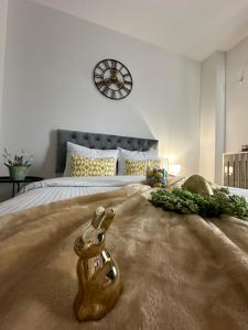 - une chambre avec un lit et un lapin au sol dans l'établissement Panoramic Sunrise near IULIUS MALL by cityZen Suites, à Iaşi