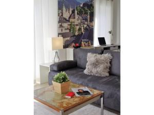 バートライヘンハルにあるSalzburg Comfortable holiday residenceのソファとコーヒーテーブルのあるリビングルーム