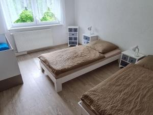 Bräuer Modern retreat tesisinde bir odada yatak veya yataklar