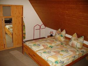 ein Schlafzimmer mit einem Bett mit einem Kopfteil aus Holz in der Unterkunft Haus Hiller Modern retreat in Brandenberg