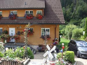 ein Haus mit Blumen davor in der Unterkunft Haus Hiller Modern retreat in Brandenberg