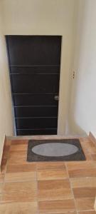 eine schwarze Tür mit einer Matte vor einer Tür in der Unterkunft The Hostal Elohim in Panajachel