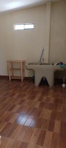 ein Badezimmer mit einem Waschbecken und Holzboden in der Unterkunft The Hostal Elohim in Panajachel