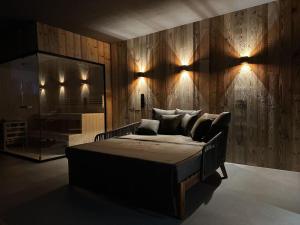 加爾米施－帕騰基興的住宿－Griabig Lodge Modern retreat，一间卧室设有一张床和木墙