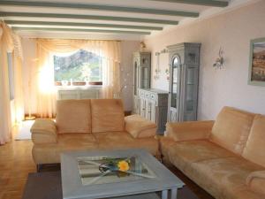 uma sala de estar com um sofá e uma mesa em Dream view Modern retreat em Annaberg-Buchholz