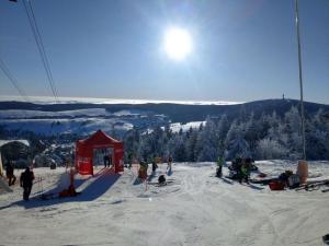 een groep mensen op een besneeuwde skipiste bij Dream view Modern retreat in Annaberg-Buchholz