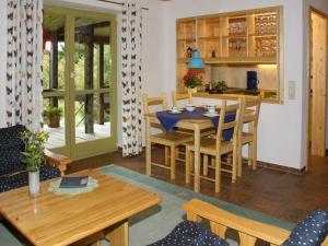 eine Küche und ein Esszimmer mit einem Tisch und Stühlen in der Unterkunft Ms Monika Rasehorn in Rehefeld-Zaunhaus
