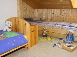 1 dormitorio con 1 cama y juguetes en el suelo en Ms Monika Rasehorn, en Rehefeld-Zaunhaus