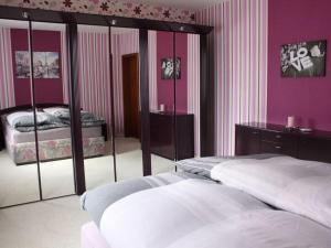 um quarto com uma cama e um espelho grande em Dream view Modern retreat em Annaberg-Buchholz