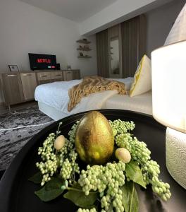 Cette chambre comprend une table et une corbeille de fruits. dans l'établissement Panoramic Sunrise near IULIUS MALL by cityZen Suites, à Iaşi