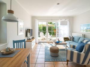 sala de estar con sofá azul y mesa en Beach house Dune 19 - Joy en Neuhaus