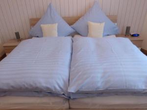 Una cama con dos almohadas blancas. en Am Rosengarten Modern retreat, en Sontra
