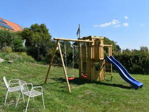 een speeltuin met twee stoelen en een glijbaan bij Holiday home in Breetz üb Lenzen in Breetz