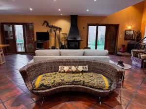 uma sala de estar com um grande sofá num quarto em Olival House em Paço de Sousa