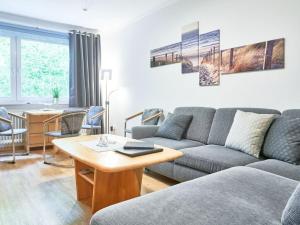 ティメンドルファー・シュトラントにあるJuchmann Modern retreatのソファとテーブルのあるリビングルーム