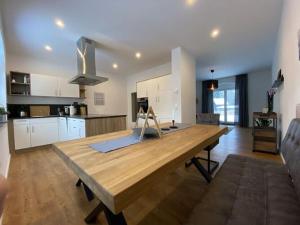 - une cuisine avec une table en bois dans une chambre dans l'établissement Attractive apartment in Olbersdorf, à Olbersdorf