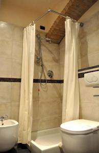 A bathroom at Cà dei Conti Még 35 kép