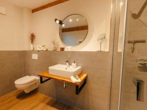 uma casa de banho com um lavatório, um WC e um espelho. em Frünn Stuuv Modern retreat em Ratzeburg