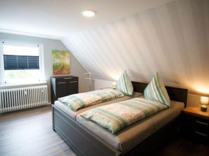 een bed met twee kussens in een kamer bij Classy apartment in Bad Sachsa in Bad Sachsa