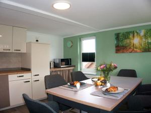 een keuken met een tafel met stoelen en een eetkamer bij Classy apartment in Bad Sachsa in Bad Sachsa