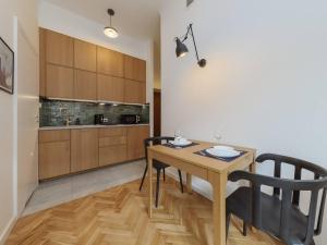 cocina con mesa y sillas en una habitación en Canary Corner Studio City Centre en Varsovia