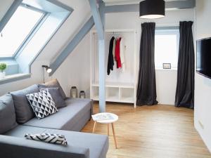un soggiorno con divano e finestra di The parents' house Modern retreat a Clausthal-Zellerfeld