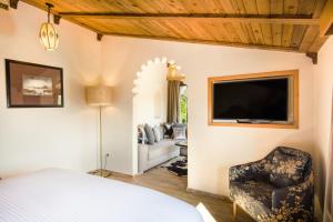 TV a/nebo společenská místnost v ubytování Dar Echchaouen Maison d'Hôtes & Riad