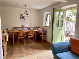 una sala da pranzo e un soggiorno con tavolo e sedie. di Cozy Cottage Modern Retreat a Zankenhausen