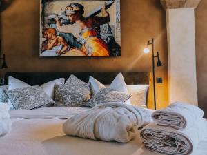 um quarto com uma cama com um quadro na parede em Apartment with private pool, garden em Oppurg