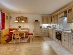 eine Küche mit Tisch und ein Esszimmer in der Unterkunft Waldhaus Sonnenberg Apartment 4 in Drachselsried + 13 Fotos