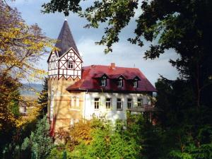 une vieille maison avec une tour en haut dans l'établissement 2 Norit Schlosser, à Heidenau