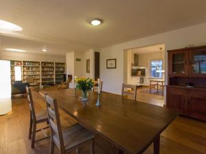 uma sala de jantar com uma grande mesa de madeira e cadeiras em in the estate worker's house 