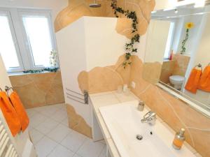 La salle de bains est pourvue d'un lavabo et d'un miroir. dans l'établissement Haus Steiner Modern retreat, à Oberstdorf
