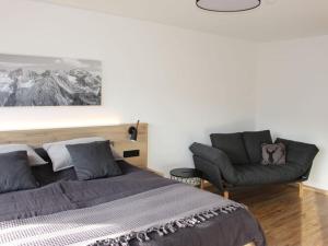 1 dormitorio con 1 cama grande y 1 sofá en Nice holiday apartment in Fischen, en Fischen