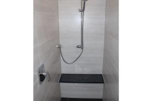 - une cabine de douche avec un banc dans la salle de bains dans l'établissement Apartment in Hergensweiler, à Hergensweiler