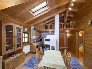 eine Küche mit einem Tisch und Stühlen in einer Hütte in der Unterkunft Mountain apartment in Bad Kötzting in Bad Koetzting
