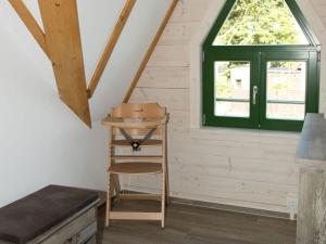 una camera con tavolo e finestra di F Winkler Modern retreat a Neukalen