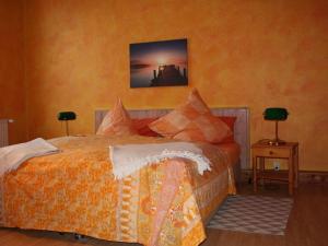 1 dormitorio con 1 cama con edredón de naranja en in the old manor house, 
