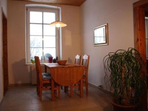 comedor con mesa, sillas y ventana en in the old manor house, 