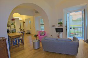 Televízia a/alebo spoločenská miestnosť v ubytovaní CasaBlanca Apartment