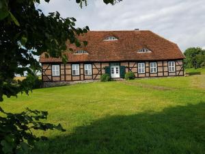 una gran casa de ladrillo con césped verde en in the old manor house, 