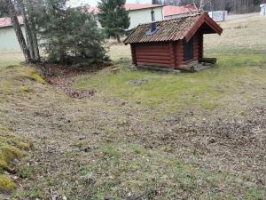 una pequeña cabaña en medio de un campo en Torpet en Sollebrunn