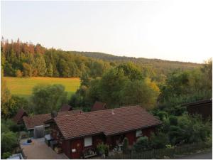 Sunshine Modern Retreat في Ronshausen: اطلالة جوية على بيت فيه اشجار وميدان
