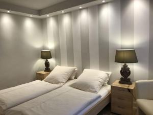 a bedroom with two beds and two lamps at Hamburg-Stad-Alsterparel in Hamburg