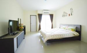 sypialnia z łóżkiem i telewizorem z płaskim ekranem w obiekcie 42 Place w mieście Bangkok