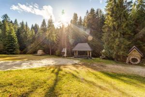 einen Pavillon inmitten eines Feldes mit Bäumen in der Unterkunft Bacówka Polanki in Obidowa