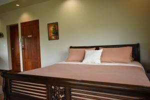 uma cama com duas almofadas num quarto em Wichouda Homestay em Chiang Dao